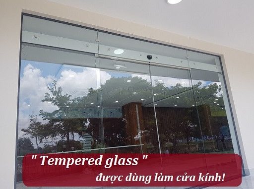 XEM NGAY BẢNG GIÁ CỬA KÍNH CƯỜNG LỰC TẠI CÔNG TY PHú Nguyễn WINDOW ÁP DỤNG TẠI TPHCM 1. Giá cửa kính cường lực 10mm lùa treo: – Giá kính mài cạnh vi tính: 550,000 vnđ/m2 – Nhân công lắp đặt: 200,000 vnđ/m2 – Phụ kiện VVP Thái Lan trọn bộ: 1,700,000 vnđ/bộ 2. Giá cửa kính cường lực 10mm mở bản lề kẹp kính: – Giá kính mài cạnh vi tính: 550,000 vnđ/m2 – Nhân công lắp đặt: 200,000 vnđ/m2 – Phụ kiện VVP Thái Lan trọn bộ: 1,800,000 vnđ/bộ 3. Báo giá thi công kính cường lực 10mm bản lề sàn: – Giá kính mài cạnh vi tính: 550,000 vnđ/m2 – Nhân công lắp đặt: 250,000 vnđ/m2 – Phụ kiện VVP Thái Lan trọn bộ: 3,350,000 vnđ/bộ